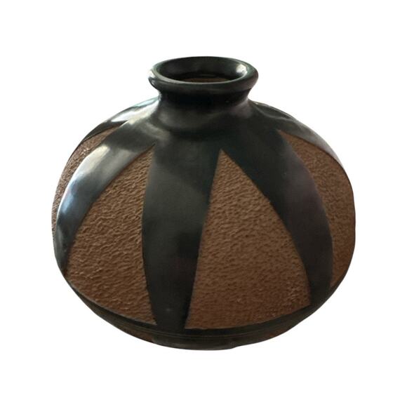 Vintage Hand Carved South American Brown Tan Pottery Vase - Picture 7 of 11